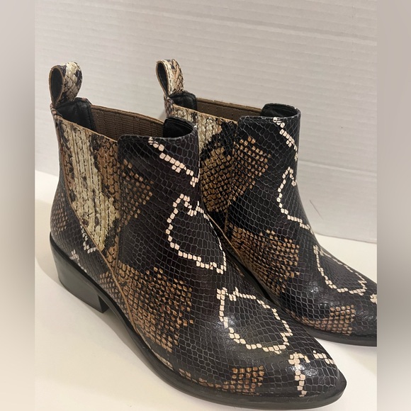 PRE-OWNED CROWN VINTAGE TOLANA CHELSEA SNAKESKIN ANKLE BOOTS- SIZE 6.5 - Picture 1 of 7